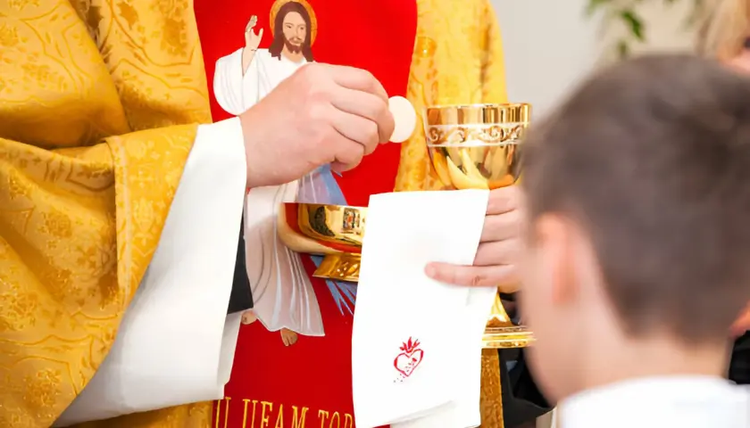 Komunię czy komunie? Zrozum raz na zawsze różnicę!