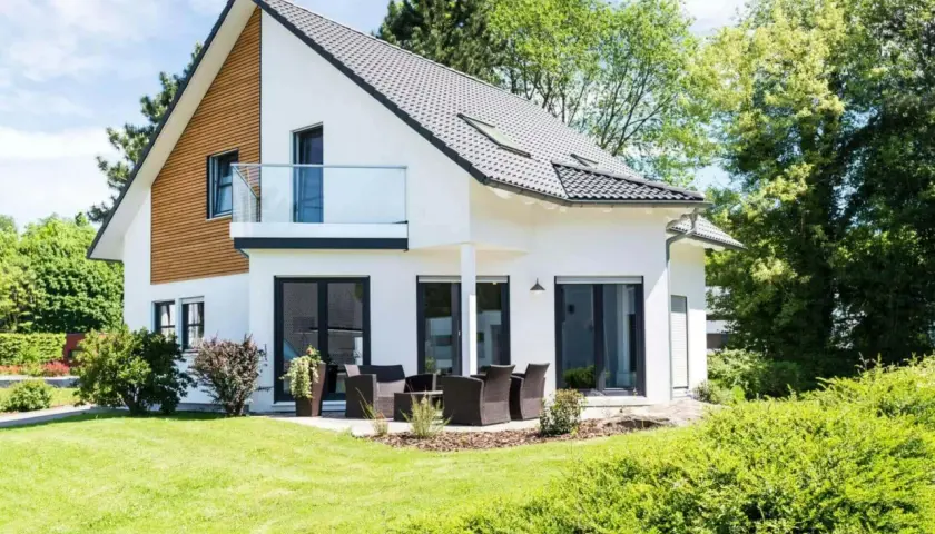 Maison moderne avec balcon, jardin verdoyant. Le prix construction maison est un investissement pour ce rêve.
