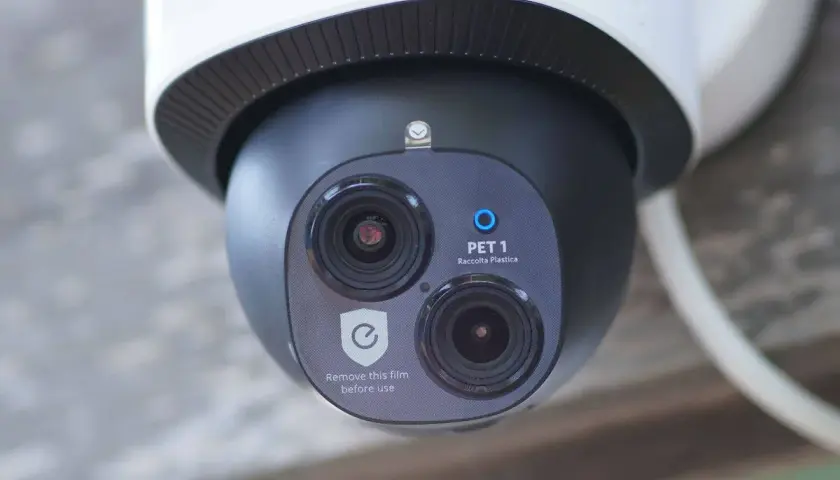 Cámara de video IP con doble lente, lista para grabar.