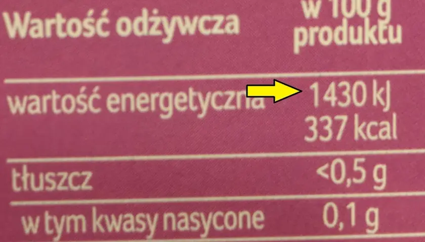 Tabela wartości odżywczych pokazuje, że 100g produktu zawiera 1430 kj energii.