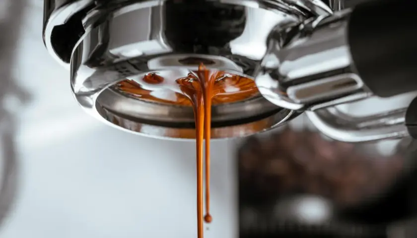 Gorący, aromatyczny napar spływa z ekspresu. To właśnie espresso – esencja kawy.