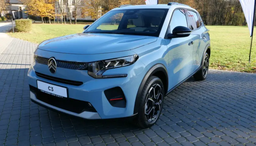 Błękitny Citroen C3 na brukowanym podjeździe. Wiele osób szuka **Citroen C3 opinie** przed zakupem.