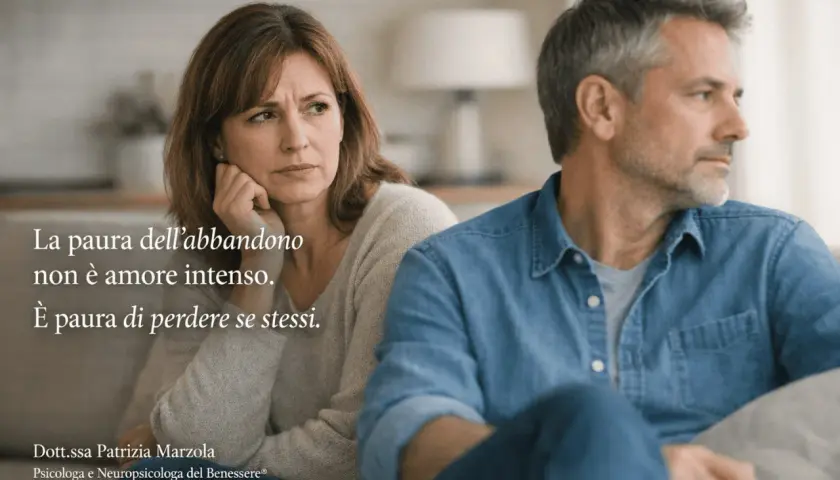 Coppia seduta, lei pensierosa, lui distratto. Il testo parla della paura di perdere una persona cara, che in realtà è paura di perdere se stessi.