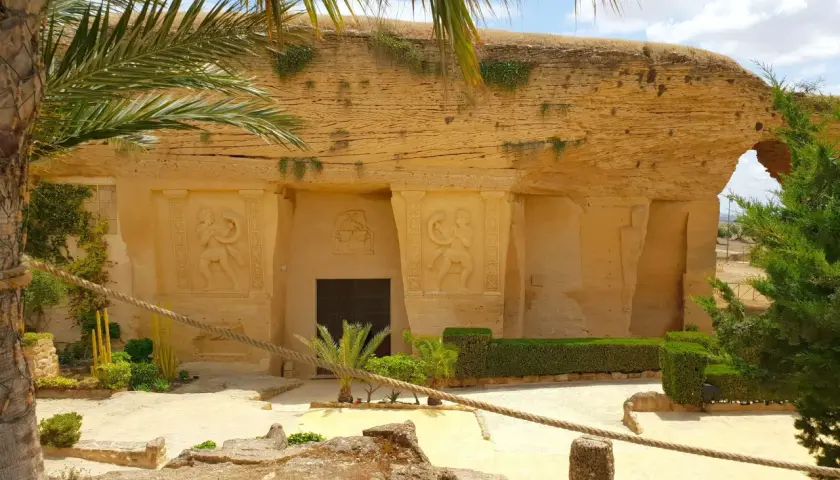 Descubre qué ver en Osuna: la Cueva del Gato, un lugar histórico con relieves y vegetación exuberante, ideal para explorar.