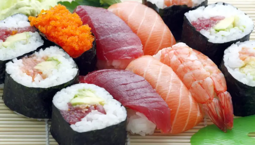 Kolorowe sushi i rolki, w tym nigiri z łososiem, tuńczykiem i krewetką, to idealna kuchnia fusion.