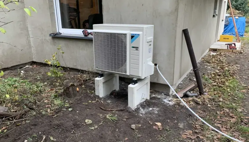 Nowe pompy powietrzne Daikin zamontowane na zewnątrz budynku.
