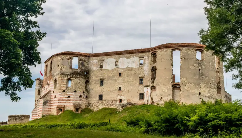 Zamek w Janowcu nad Wisłą: Historia, atrakcje i tajemnice do odkrycia