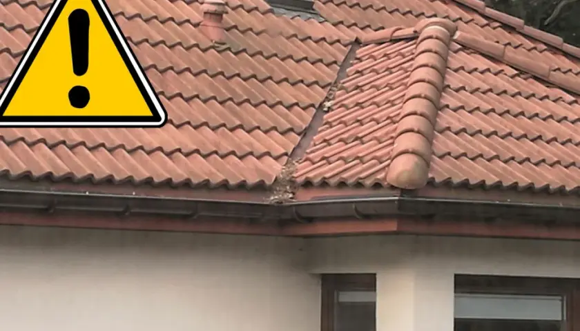 Uwaga na dach! Zatkany rynna i brak rury spustowej to problem. Potrzebny montaż rury spustowej.