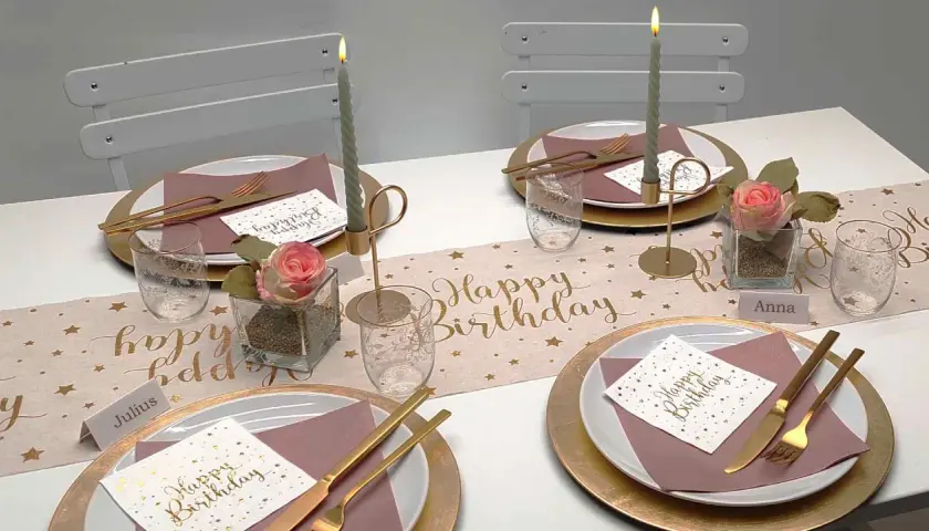 Elegante Tischdeko für eine Geburtstagsfeier mit goldenen Sternen und "Happy Birthday"-Schriftzug. Tolle mottoparty ideen für ein stilvolles Fest.