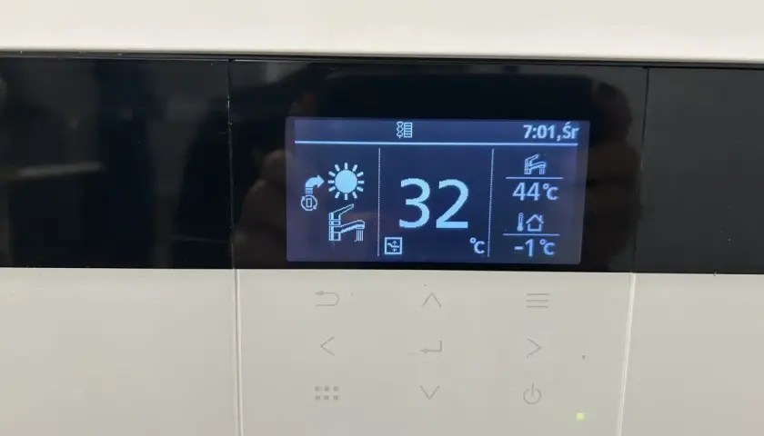 Wyświetlacz pompy ciepła Panasonic: 32°C, 44°C (woda), -1°C (zewnętrzna). Grzałka włączona.