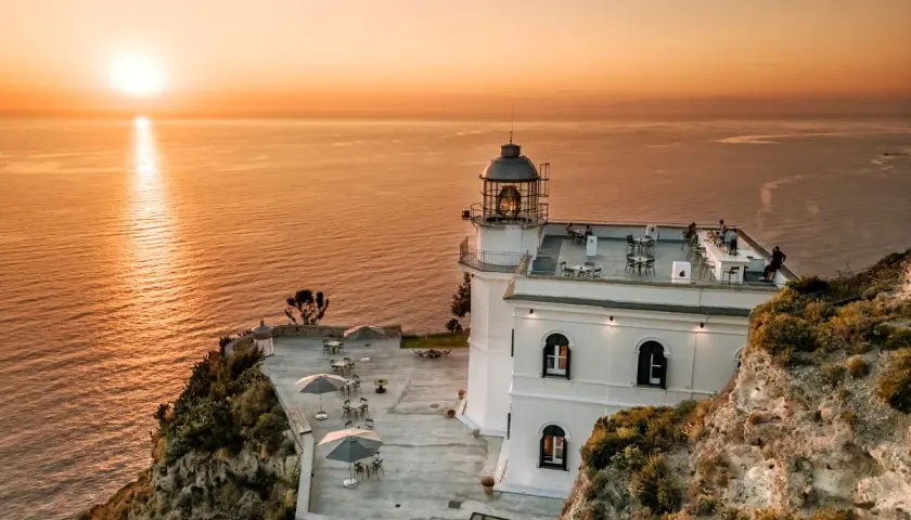 Il faro Punta Imperatore, con la sua terrazza panoramica e il mare dorato al tramonto, offre un'atmosfera magica.