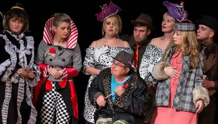 Czym zajmuje się perukarz w teatrze? Odkryj jego niezwykłe umiejętności