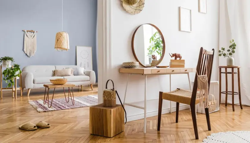 Jasny, przytulny salon z sofą i stolikami. Jaki kolor pasuje do białego? W tym wnętrzu świetnie komponuje się błękitna ściana i naturalne materiały.