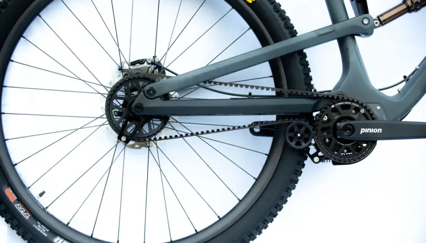 Rower bez łańcucha, z napędem paskowym Carbon Drive. Widok tylnego koła i mechanizmu korbowego Pinion.