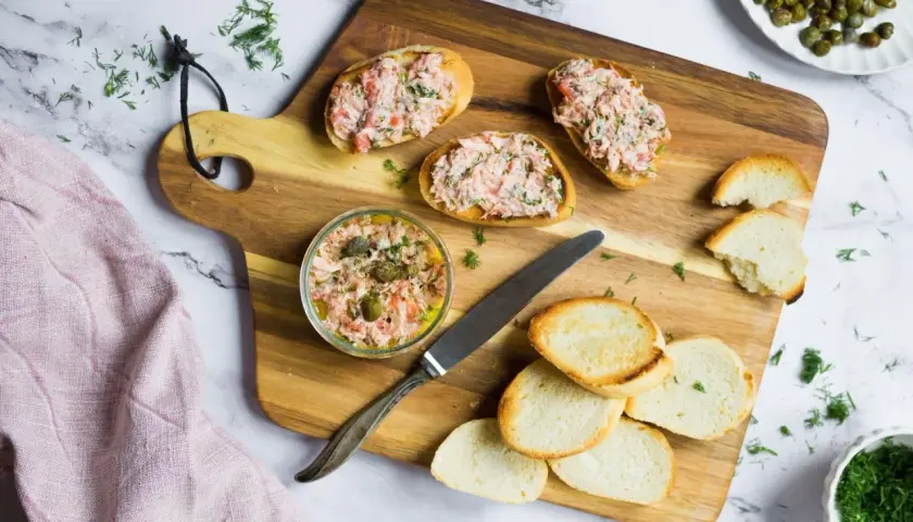 Pyszna pasta z tuńczyka na grzankach, z kaparami i koperkiem. Idealna na szybką przekąskę.