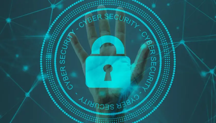 Dłoń z symbolem kłódki i napisem "CYBER SECURITY" w okręgu. To symbol ochrony danych i bezpieczeństwa w sieci, kluczowy dla każdego systemu EDR.
