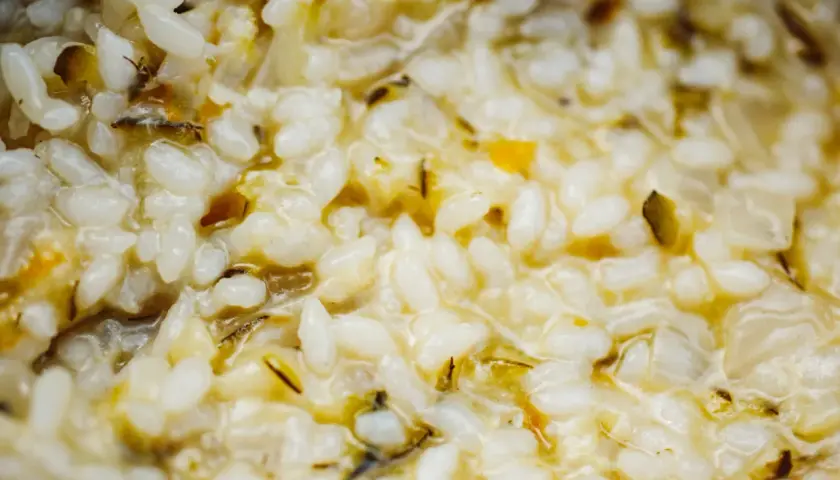 Cremiges, veganes Risotto mit feinen Kräutern und Zwiebeln. Ein Genuss für alle Sinne.