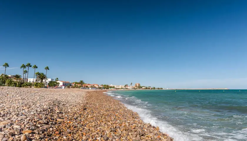 La playa Gurugú de Benicarló, con su guijarro y palmeras, invita a un día soleado junto al mar Mediterráneo.