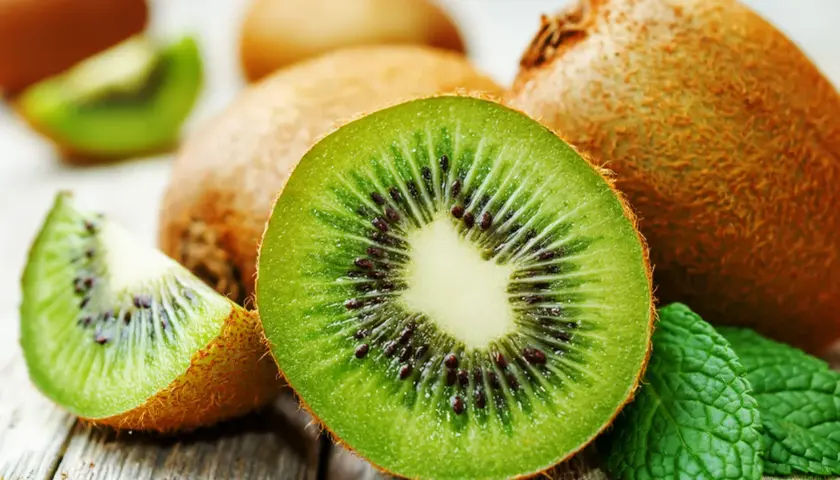 Kiwi ile kalorii ma naprawdę? Poznaj pełną wartość odżywczą owocu