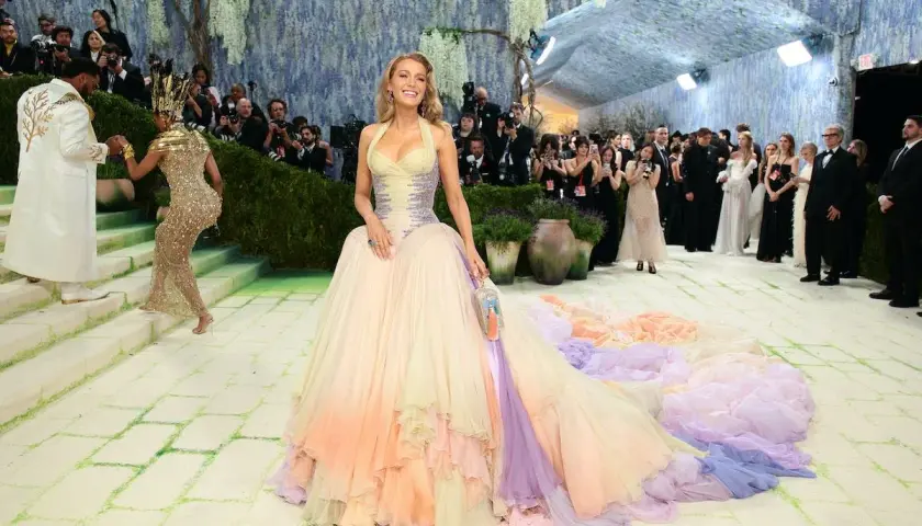 Blake Lively deslumbró en la Met Gala con un vestido degradado de ensueño, su cola se extendía como un arcoíris sobre la alfombra.