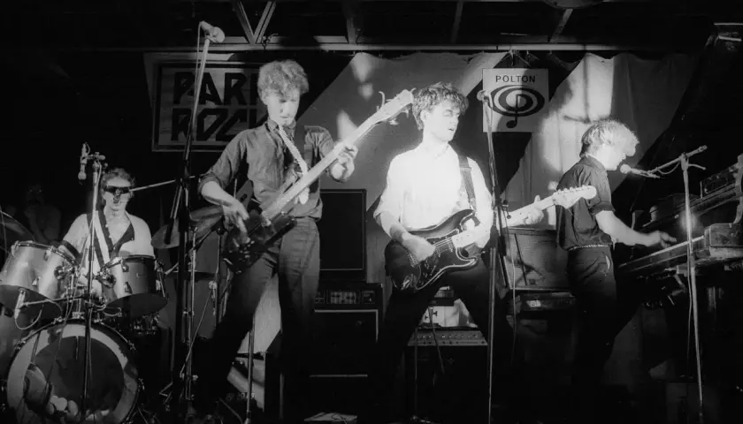 Zespół gra na scenie, tworząc muzykę. Perkusista, gitarzyści i klawiszowiec tworzą republikę piosenki alfabetycznie.