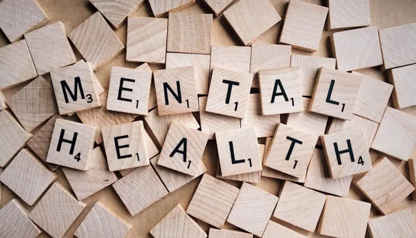 Tessere compongono "MENTAL HEALTH". Un promemoria per prendersi cura di sé, magari consultando un professionista. Cerca il bonus psicologo elenco professionisti.