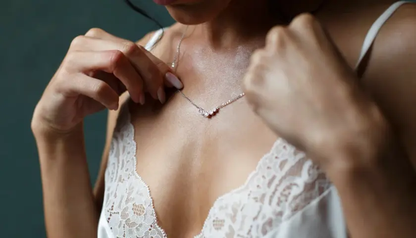 Jak dobrać biżuterię do sukni ślubnej, by uniknąć modowych wpadek