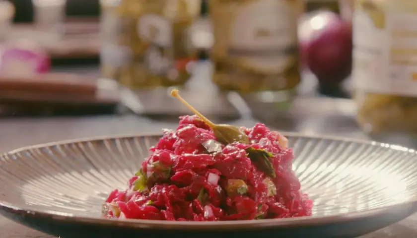 Tartare de betteraves aux câpres, une version colorée et savoureuse de la sauce tartare.