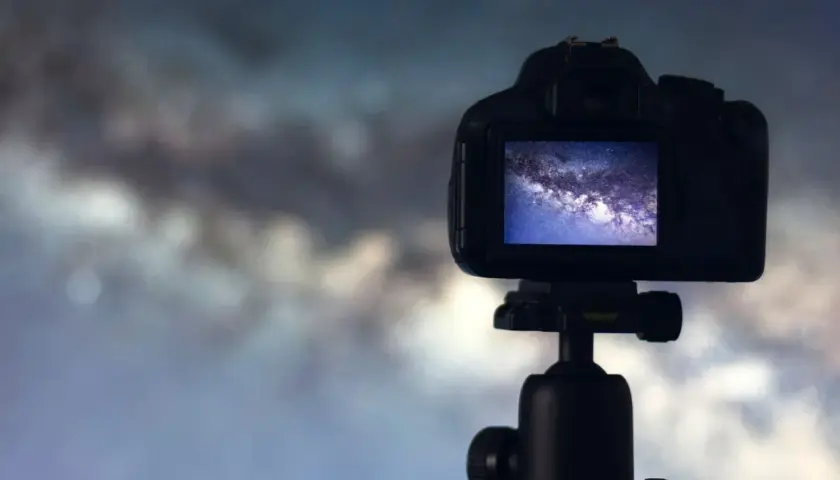 Aparat na statywie uchwycił Drogę Mleczną. To piękna fotografia astronomiczna.