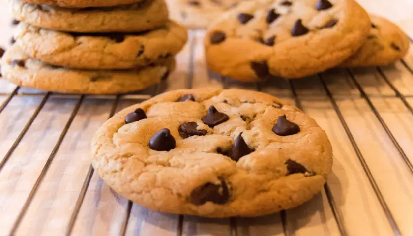 Délicieux cookies aux pépites de chocolat, comme ceux de Cyril Lignac, refroidissant sur une grille.