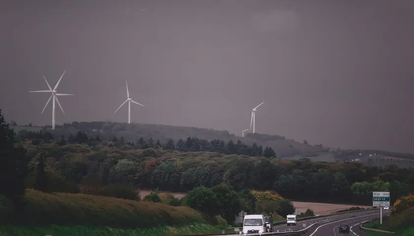 Ile metrów ma wiatrak energetyczny? Wysokość wiatraka prądotwórczego