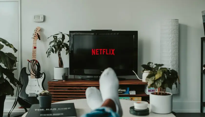 Relaks przy Netflixie to świetny sposób na naukę angielskiego z filmów i seriali. Wygodnie rozłożony na kanapie, z gitarą w tle, zanurzasz się w języku.