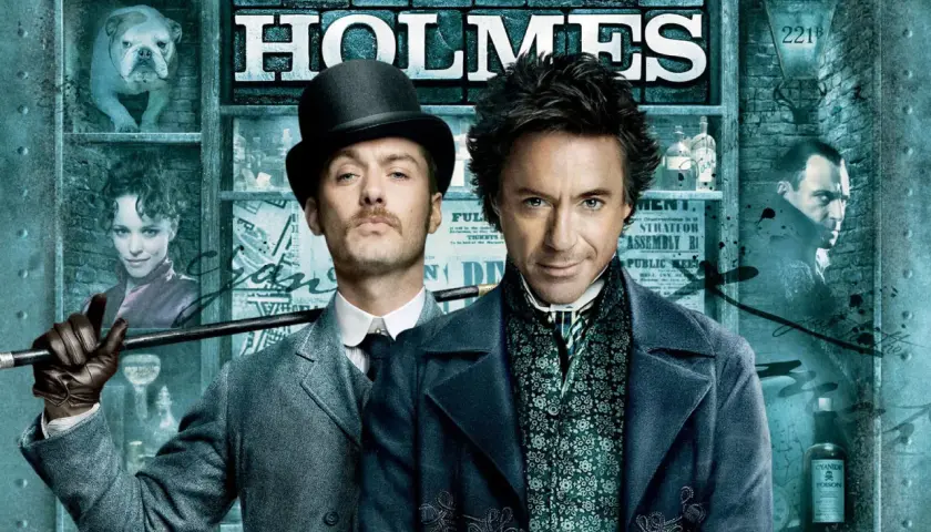Sherlock Holmes e Watson, protagonisti del film in inglese britannico, posano con aria enigmatica. Sullo sfondo, un bulldog e una donna misteriosa.