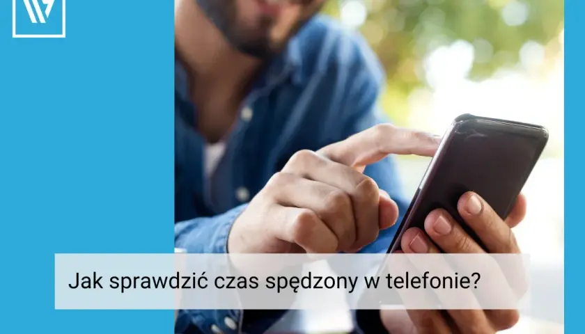 Uśmiechnięty mężczyzna sprawdza swoją aktywność w telefonie, dotykając ekranu.