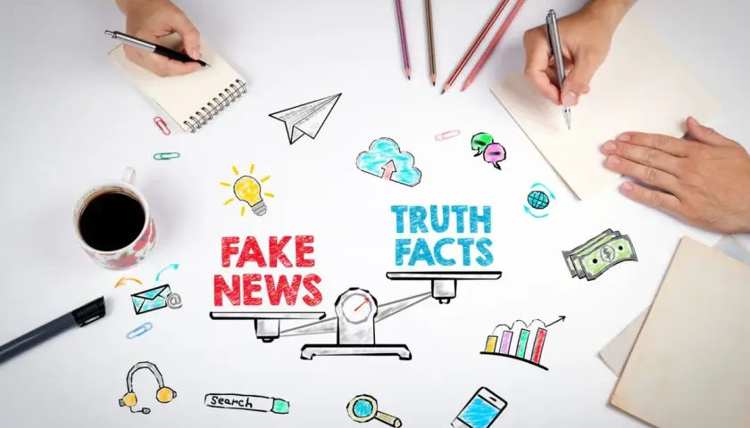 Waga z napisem "Fake News" i "Truth Facts" ilustruje objawy słabego researchu w powieściach. Dwie ręce piszą, otoczone symbolami informacji.