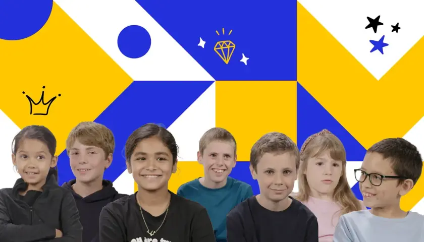 Uśmiechnięte dzieci, pokolenie alfa, na tle geometrycznych kształtów w kolorach żółtym i niebieskim.