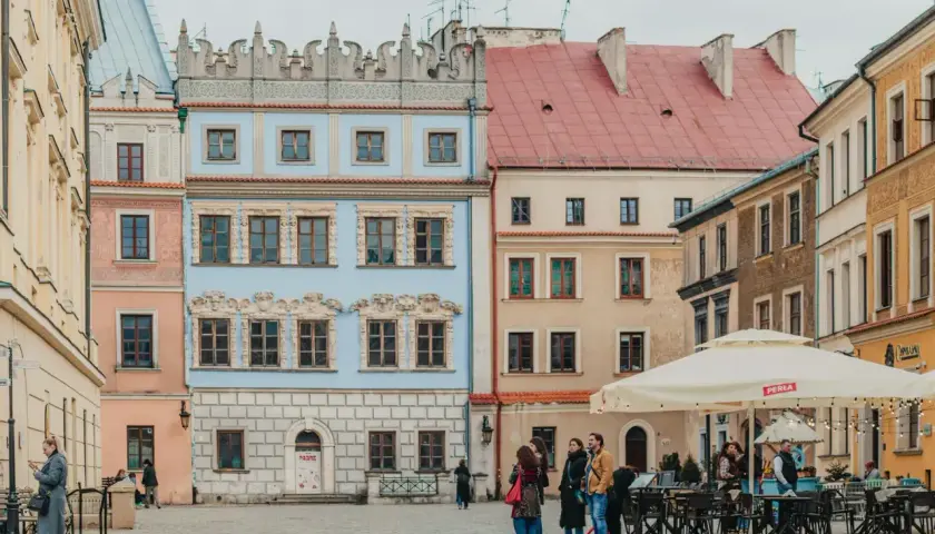 Kolorowe kamienice na rynku, idealne na wycieczki 4 dniowe samolotem.