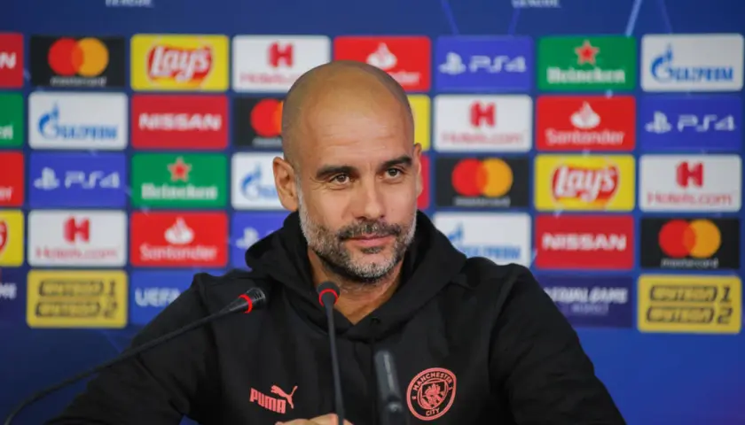 Pep Guardiola, jeden z najlepiej zarabiających trenerów, podczas konferencji prasowej przed meczem Ligi Mistrzów.
