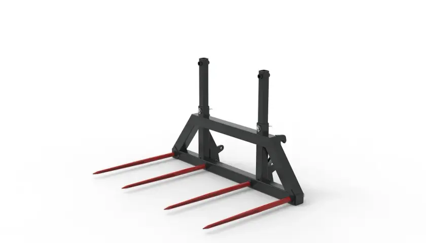 Schwarze ballentransportgabel mit vier roten Zinken, bereit für den Einsatz auf dem Feld.