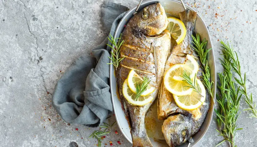 Pieczone ryby z cytryną i rozmarynem. Idealne przyprawy do wędzenia ryb to te, które podkreślą ich smak.