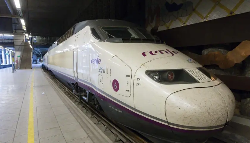 Tren AVE Renfe en estación, listo para viajar de Madrid a Castellón.