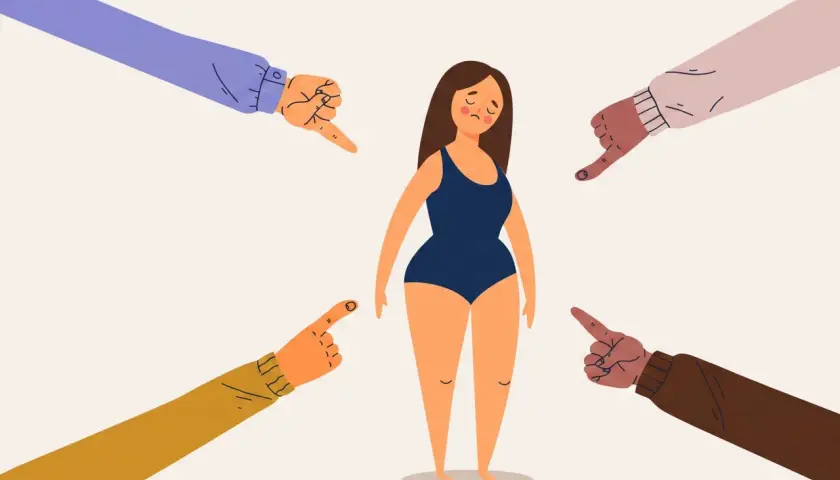 Una ragazza in costume da bagno è circondata da dita puntate, simbolo del body shaming.