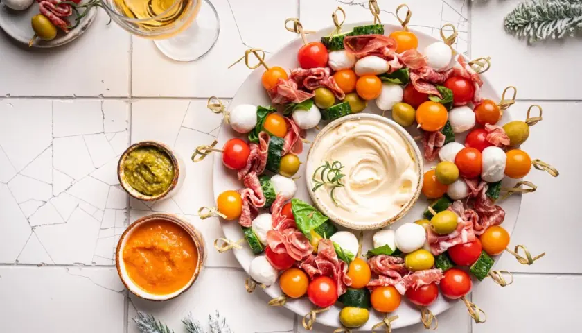 Wytrawne monoporcje na patyczkach: pomidorki, kulki mozzarelli, oliwki, salami i ogórek. Idealne przepisy na przekąski.