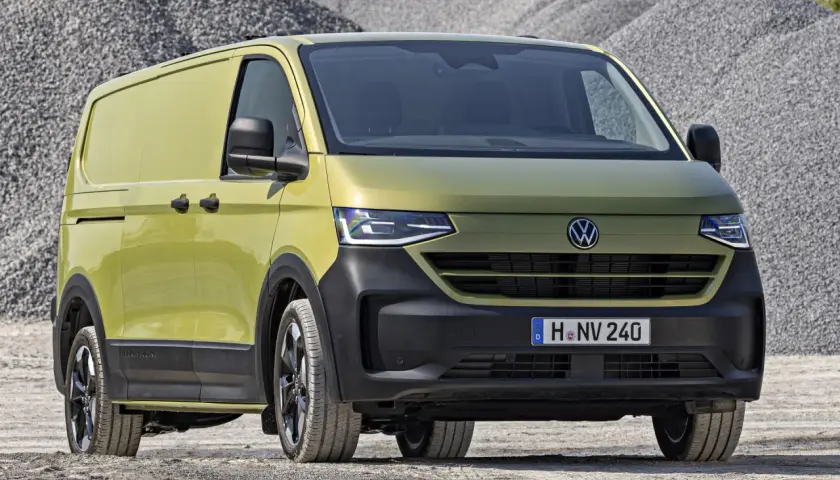 Nowy VW T7 w kolorze limonki, gotowy na terenowe wyzwania.