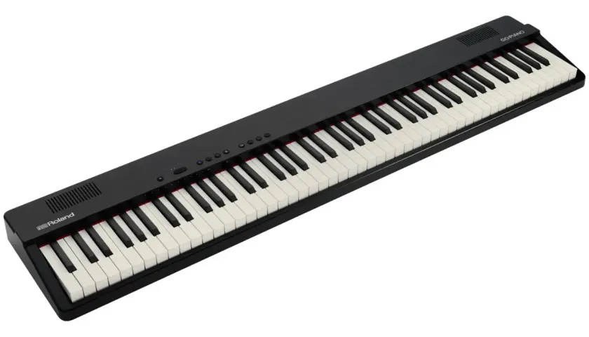 Czarny fortepian cyfrowy Roland GO:PIANO z 88 klawiszami.