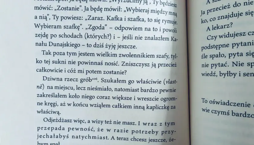Fragment książki z tekstem, w tym dialog o szafie i "listy do Mileny".
