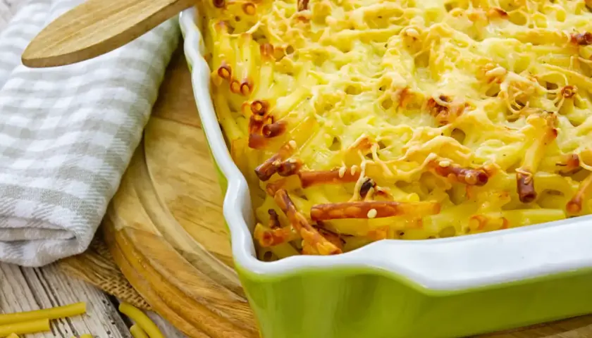 Un délicieux gratin de pâtes au four, doré et gratiné, prêt à être dégusté. Un plat réconfortant et savoureux.