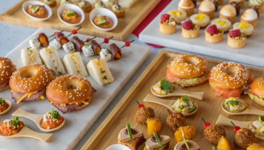 Plateau d'amuse-bouches mariage à faire soi-même : mini-bagels, toasts, brochettes et verrines colorées.