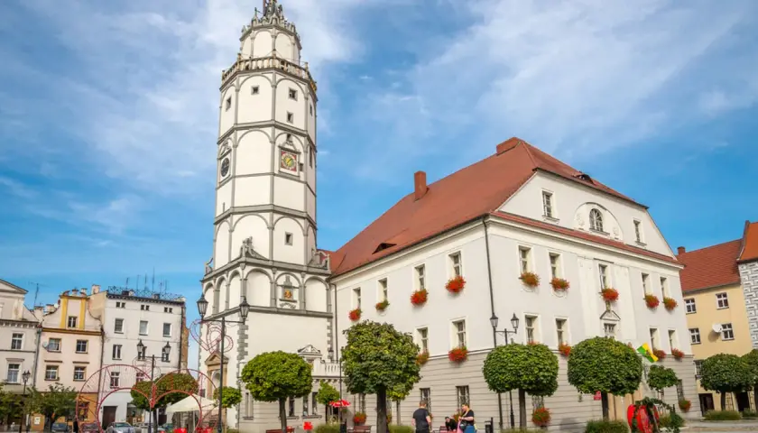 Ratusz z wieżą przypomina polskie Carcassonne. Urokliwy rynek z drzewkami i sercem z lampek.