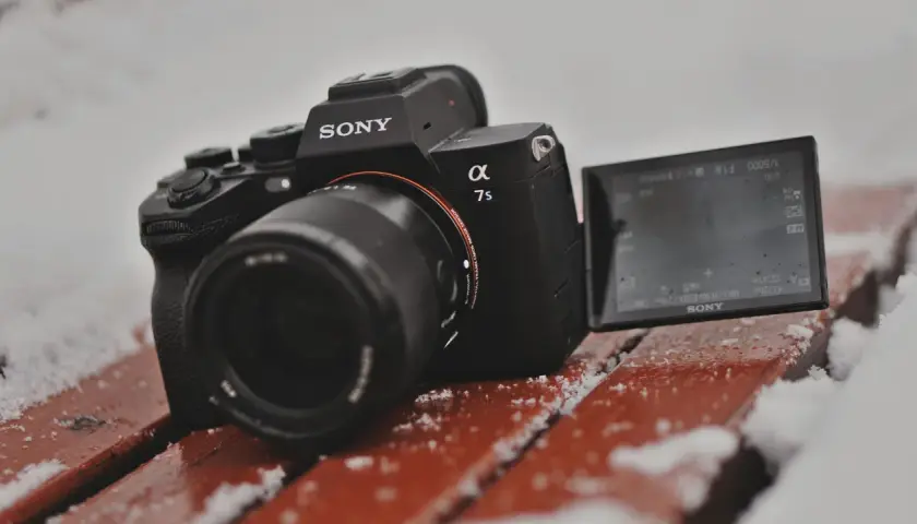 Sony a7 S III na zimnej ławce, gotowy do uchwycenia magicznych zimowych kadrów.